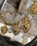 Collana charm dorata con cuori sacri e cristalli