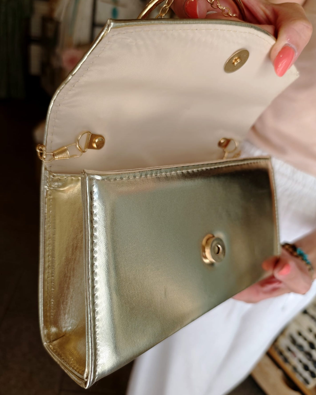 Pochette in ecopelle metallizzata oro con manico rigido e catena