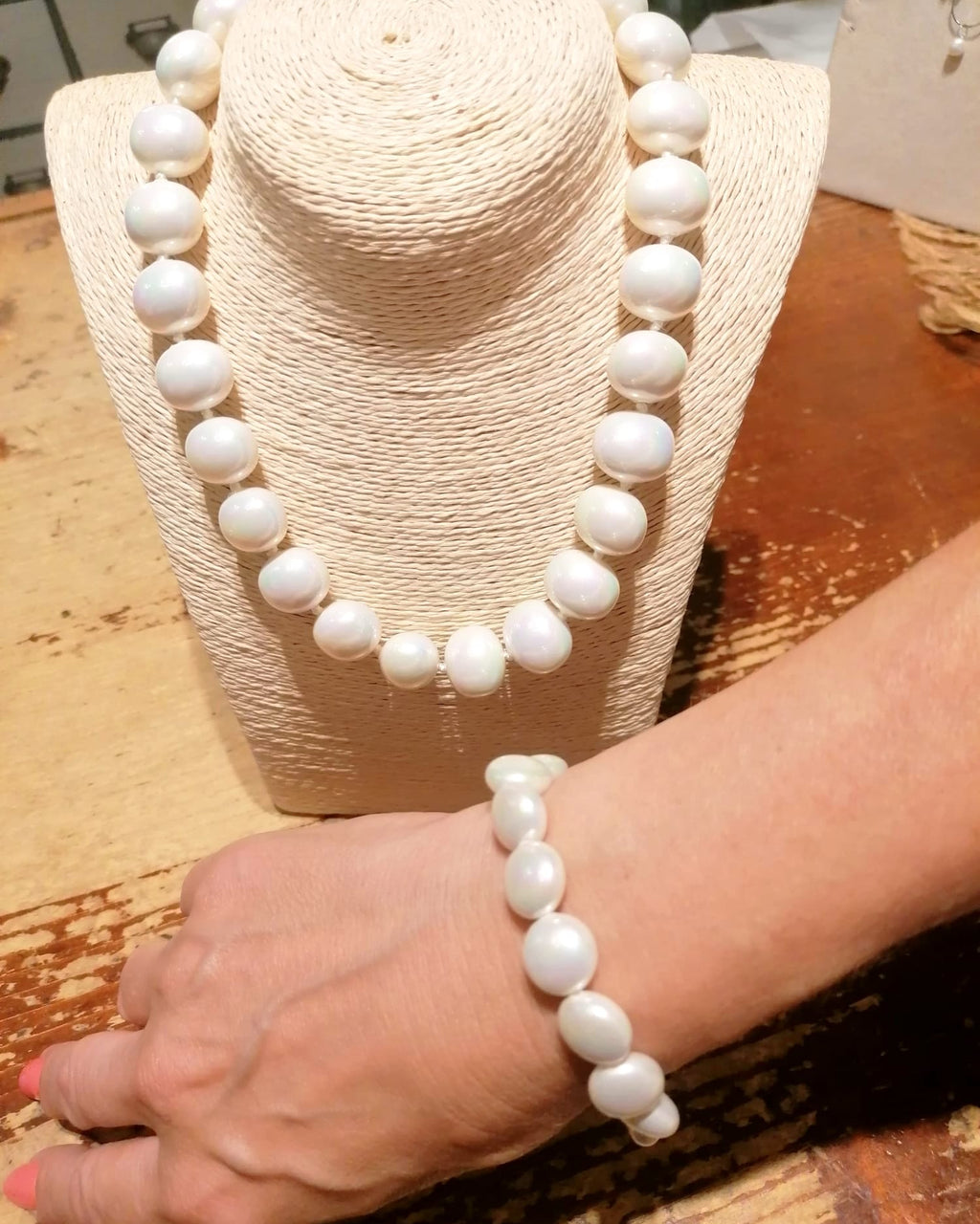 Collana corta di perle barocche grandi