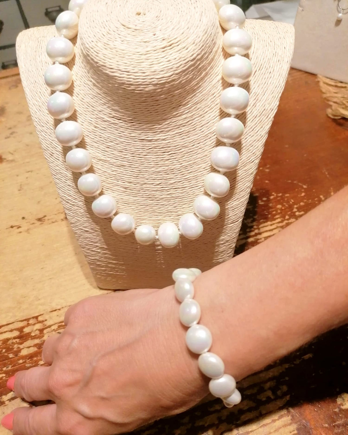 Collana corta di perle barocche grandi