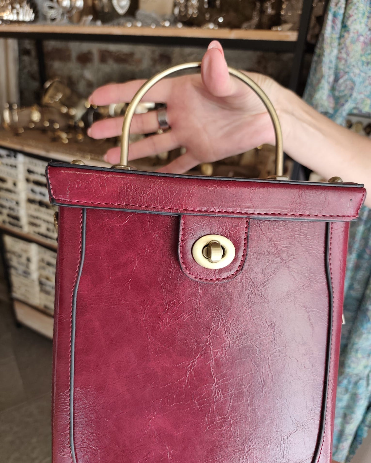 "Upside Down" – Borsa in ecopelle rossa con orologio antico