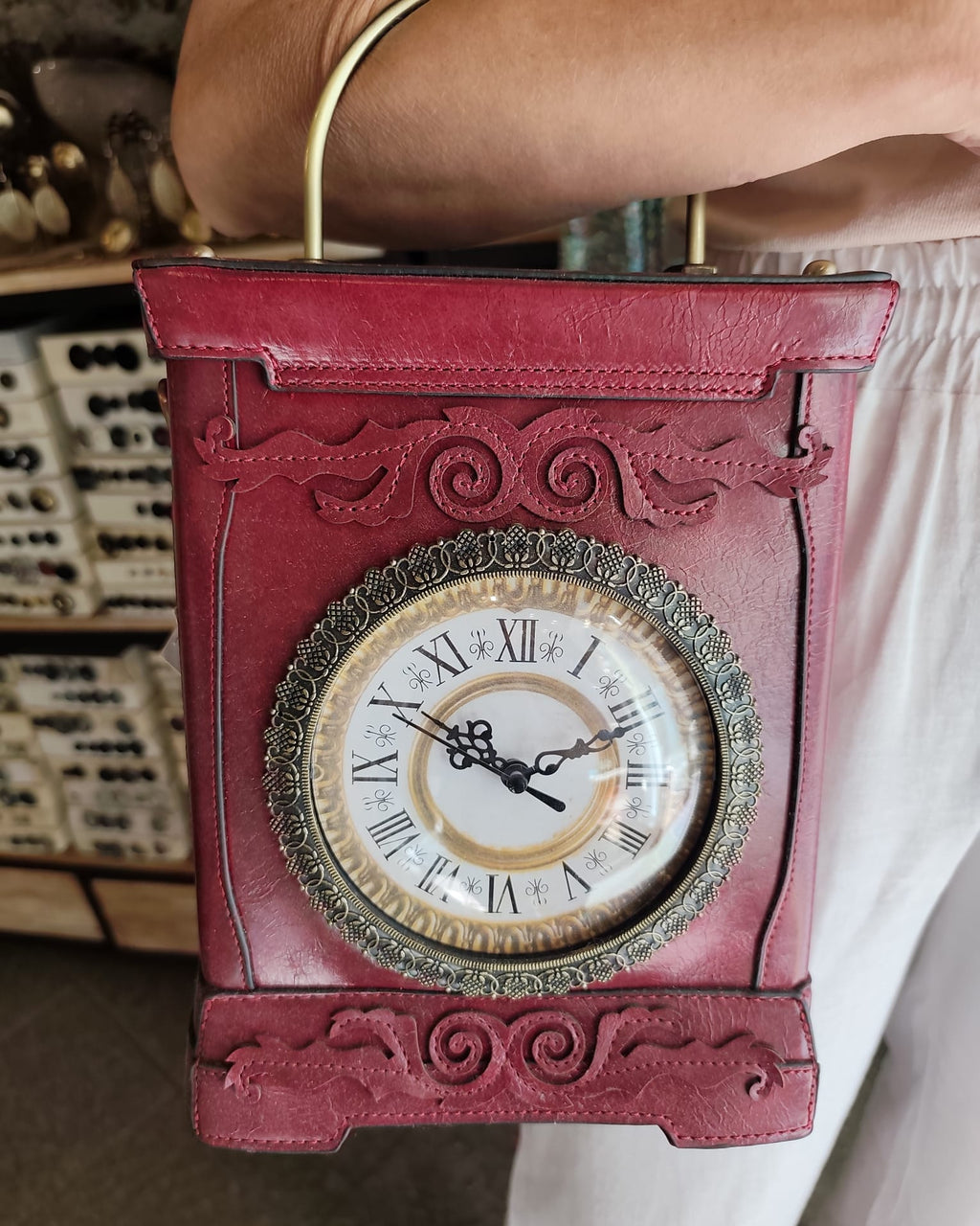 "Upside Down" – Borsa in ecopelle rossa con orologio antico