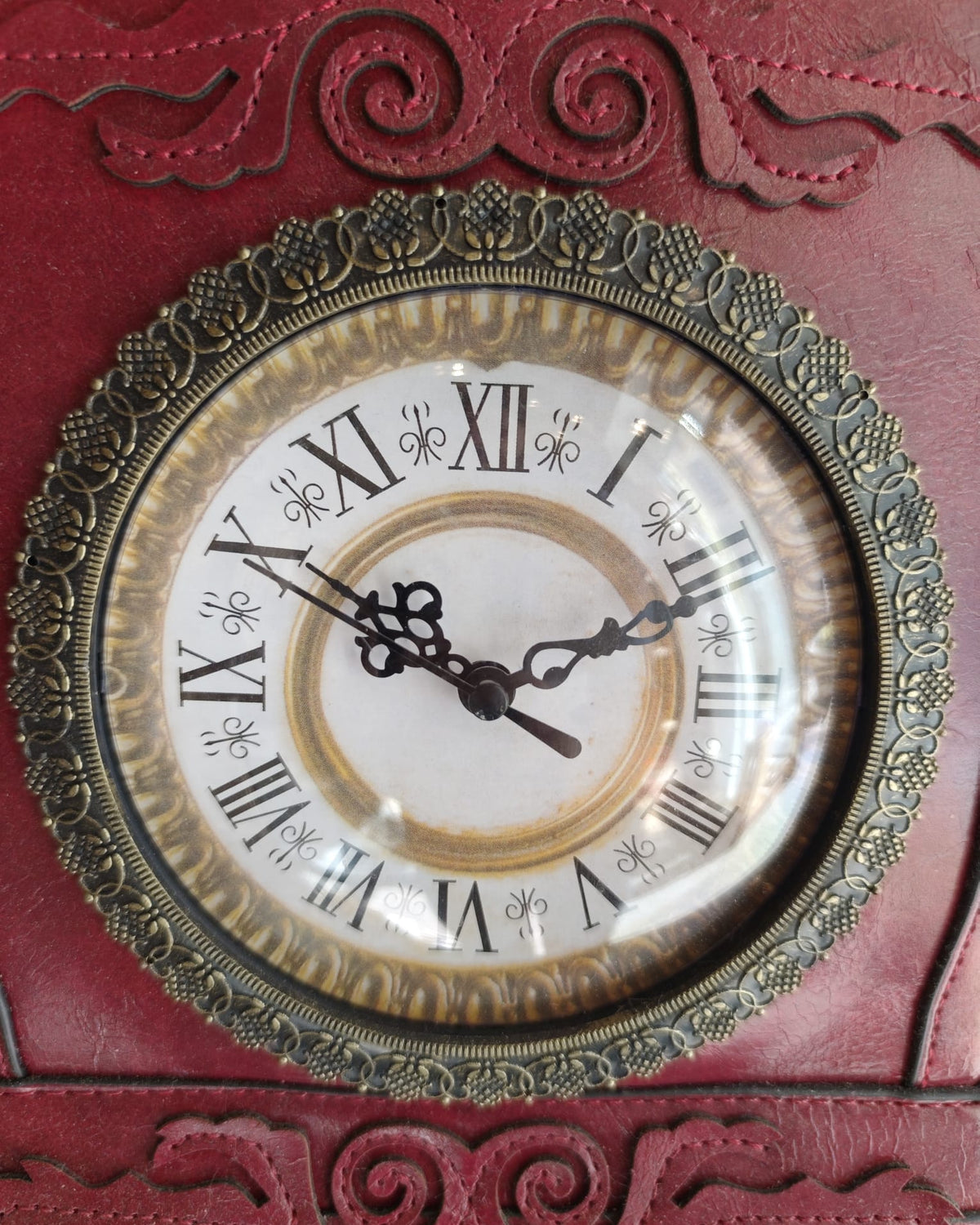 "Upside Down" – Borsa in ecopelle rossa con orologio antico