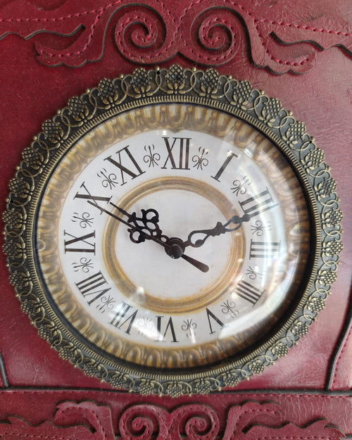 "Upside Down" – Borsa in ecopelle rossa con orologio antico
