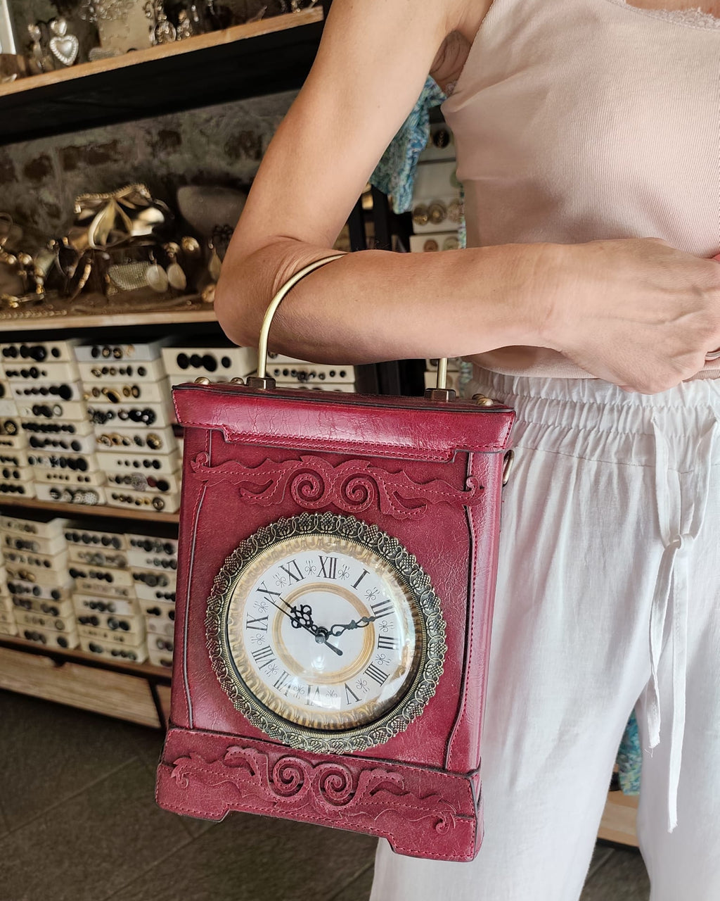 "Upside Down" – Borsa in ecopelle rossa con orologio antico