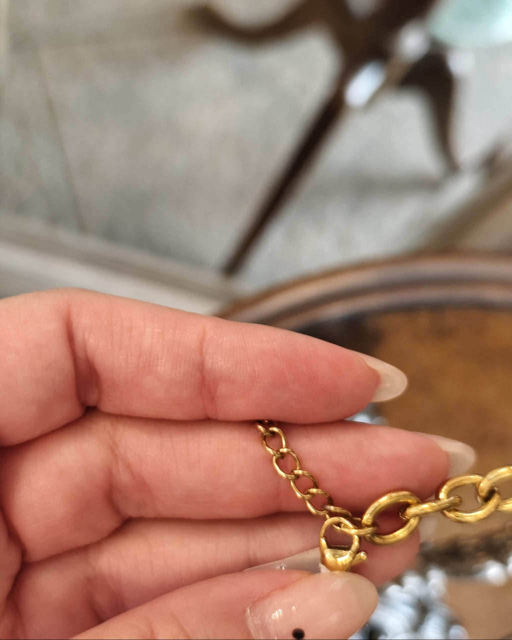 Collana charm dorata con cuori sacri e cristalli